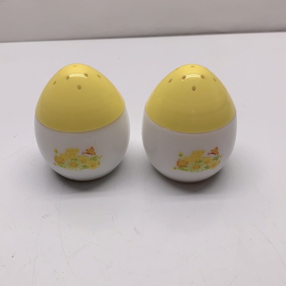 Vintage Avon Daisy Egg Shaped Salt Pepper Shakers